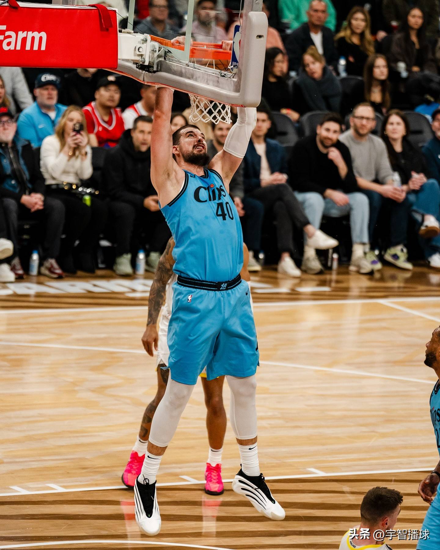 开云体育-洛杉矶快船训练开放日，冲刺阶段更衣室发声引欢呼，NBA季后赛在即，球队文化再被提及的简单介绍