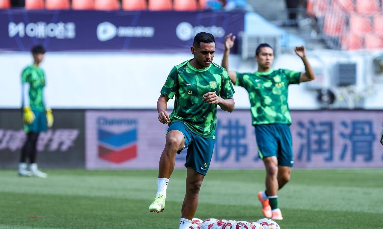 开云娱乐-包含北京国安训练开放日；转会期主帅复盘引欢呼；欧篮联在即；身体对抗强度拉满的词条