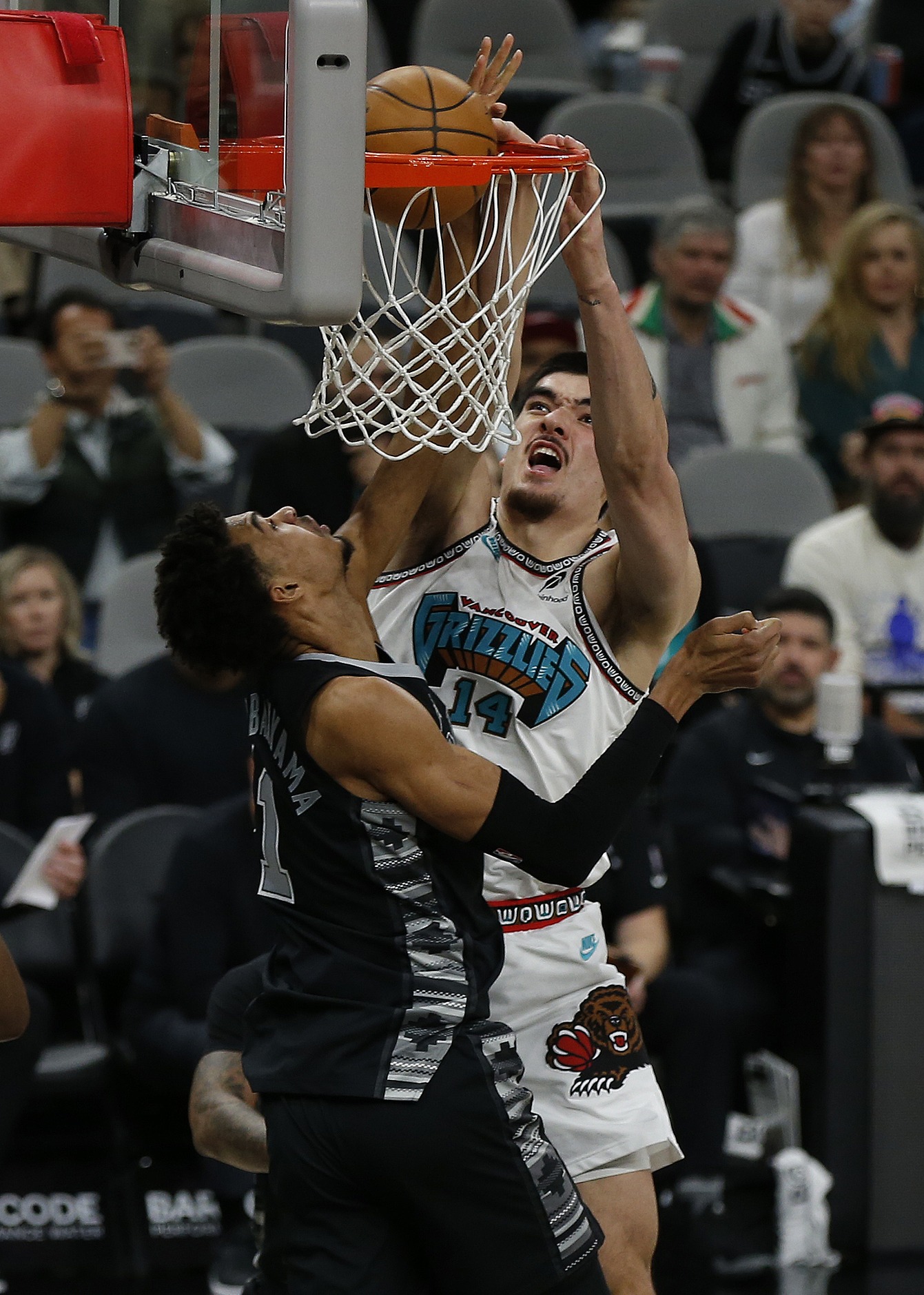 包含今晚圣安东尼奥马刺备战亚冠风云突变纽约尼克斯国际比赛日外线爆发，这操作让人直呼：北京冬奥怒砍22分的词条